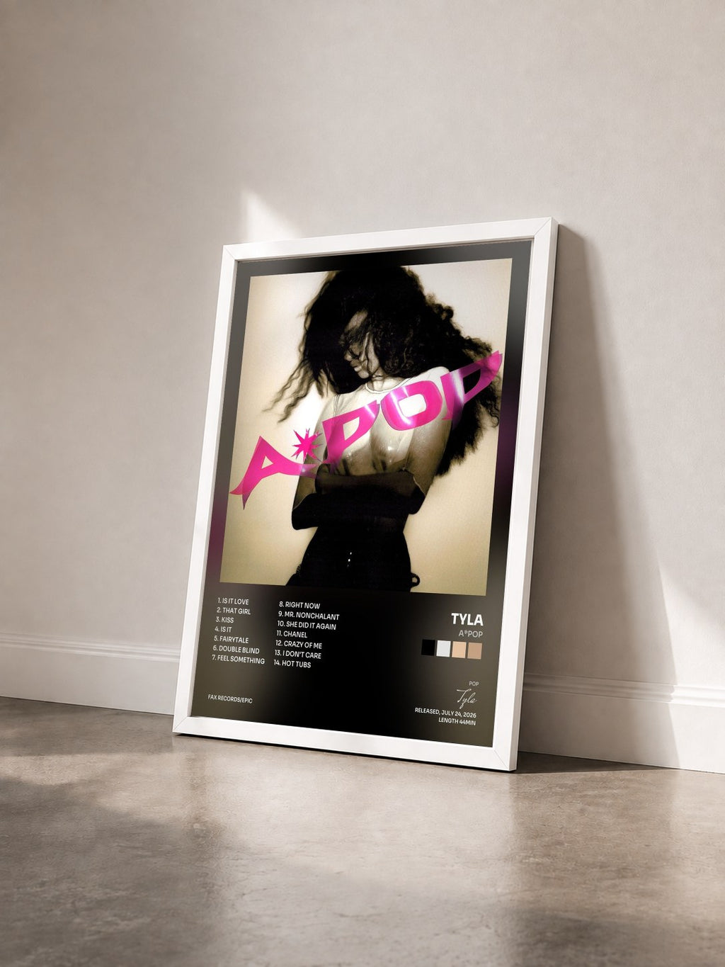 #blanc Tableau de l'album A*POP de Tyla vu de trois quarts, cadre blanc