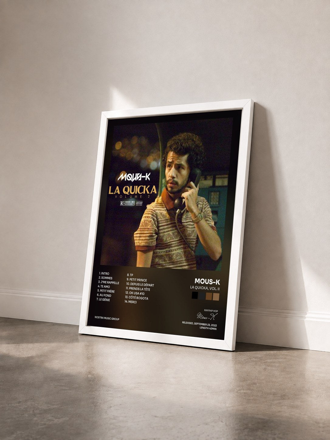 #blanc Tableau de l'album La Quicka, Vol. II de Mous-K vu de trois quarts, cadre blanc