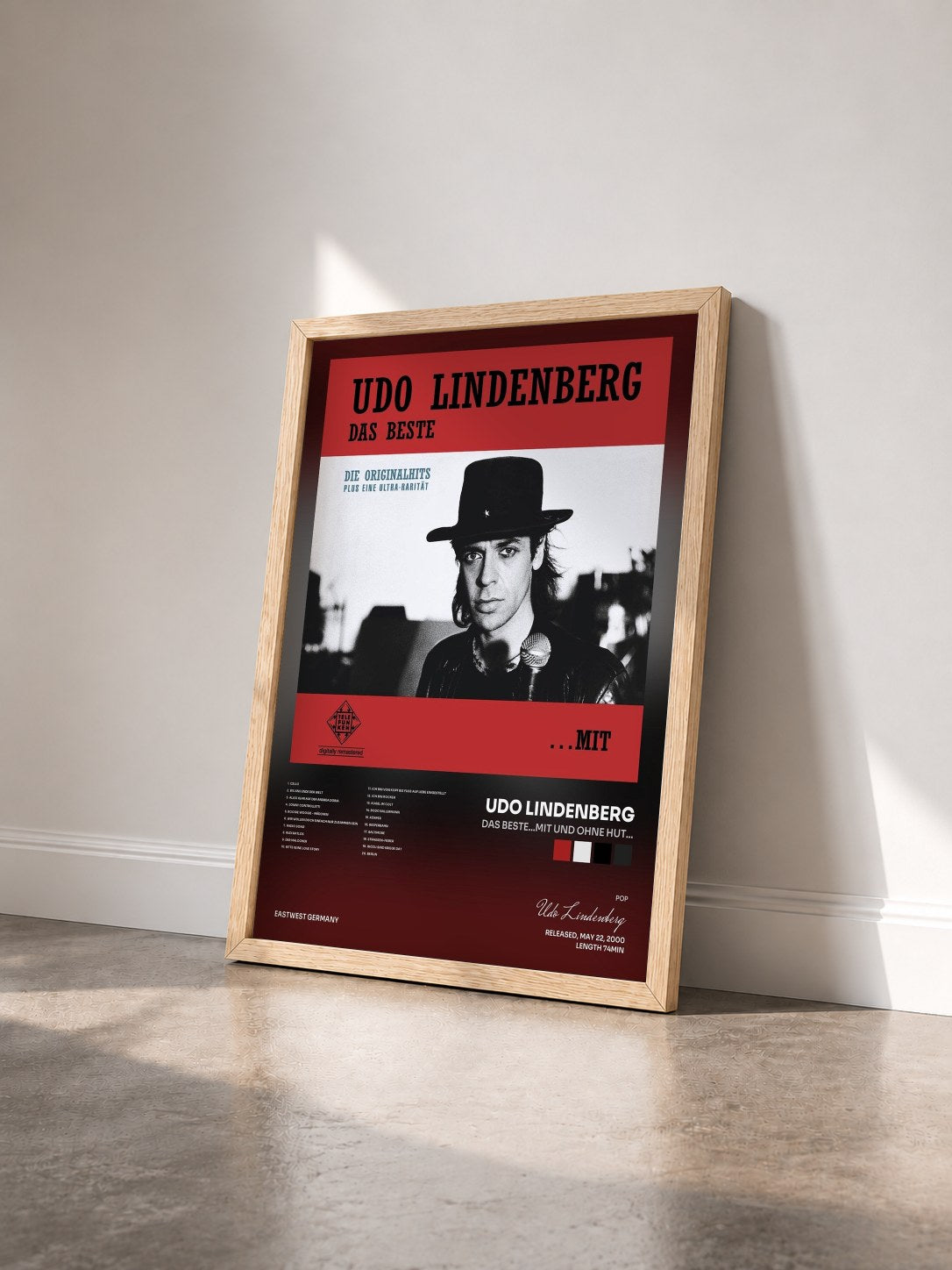 #bois Tableau de l'album Das Beste...mit und ohne Hut... de Udo Lindenberg vu de trois quarts, cadre en bois brut