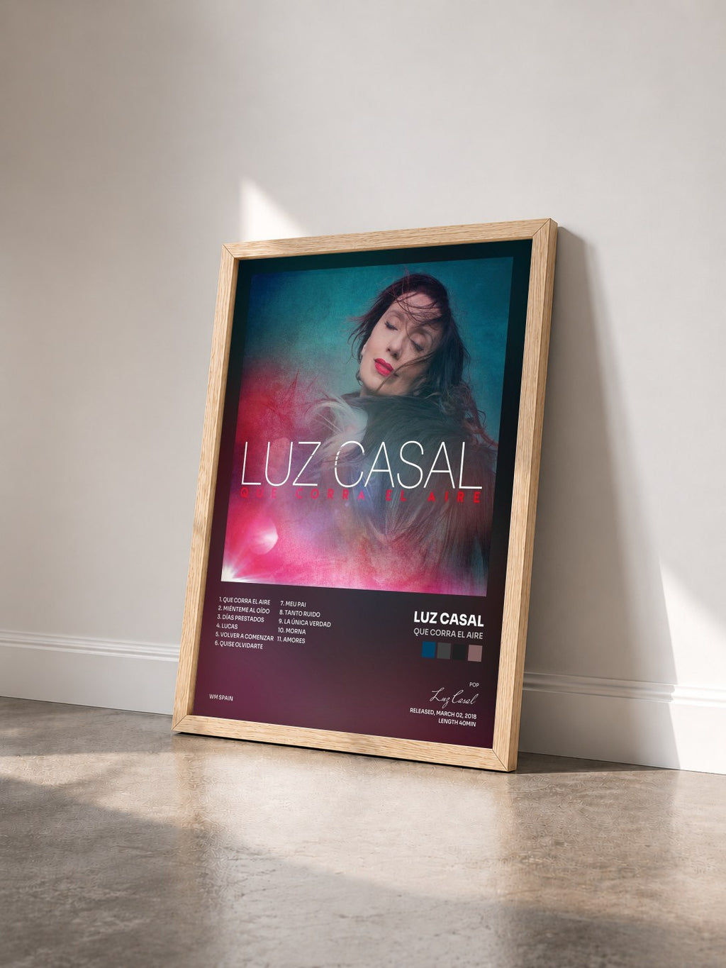 #bois Tableau de l'album Que corra el aire de Luz Casal vu de trois quarts, cadre en bois brut