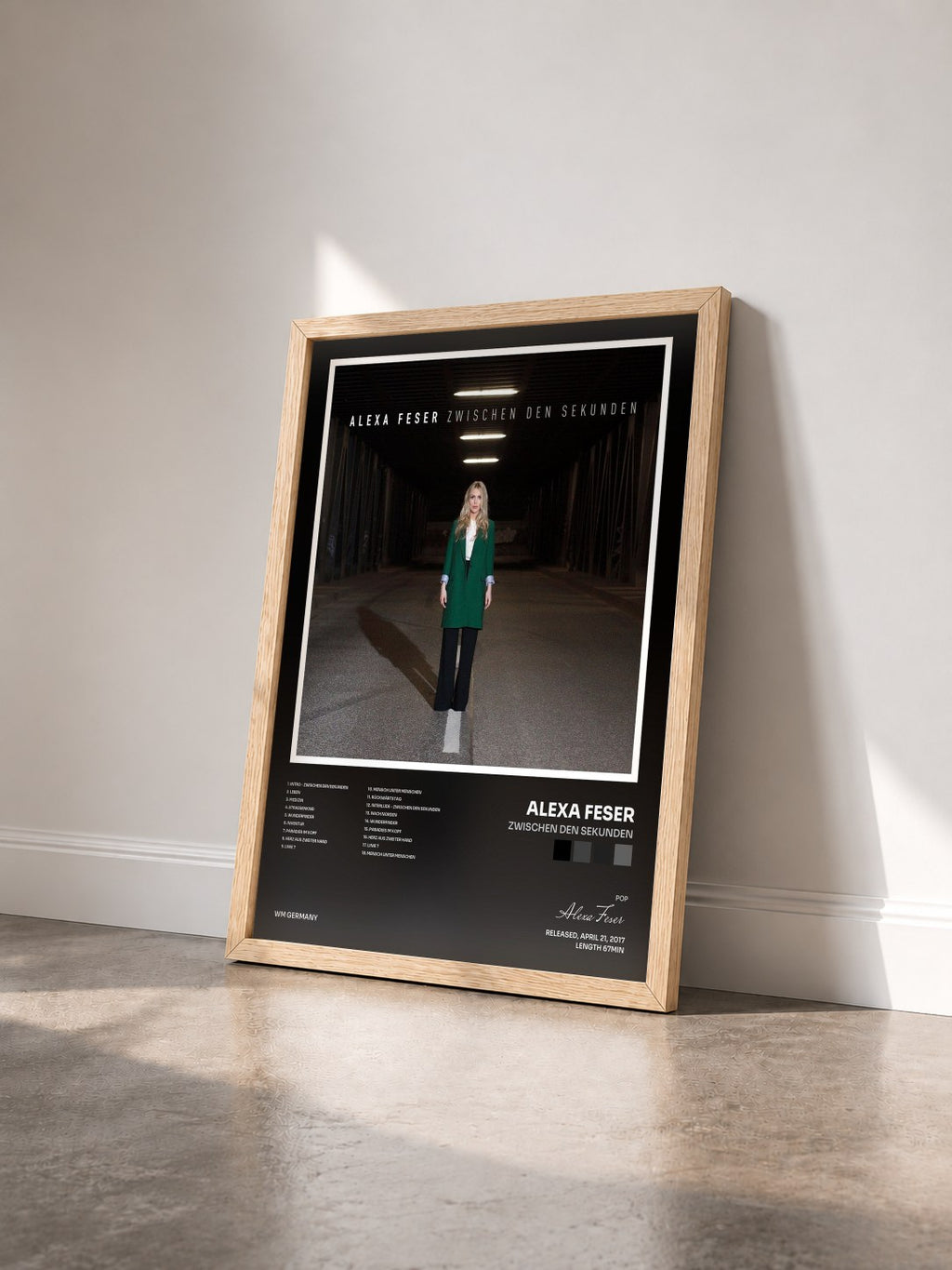 #bois Tableau de l'album Zwischen den Sekunden de Alexa Feser vu de trois quarts, cadre en bois brut