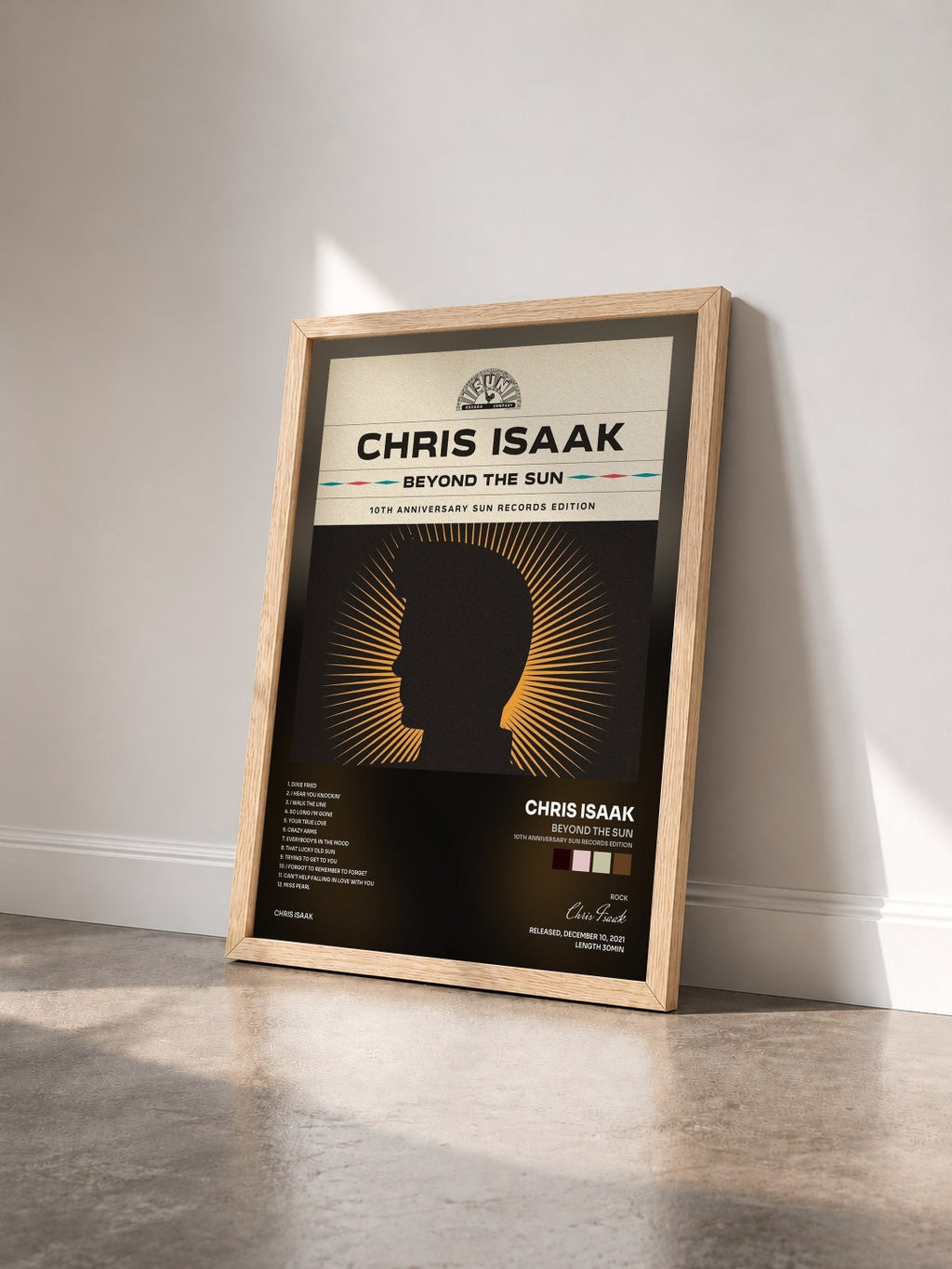#bois Tableau de l'album Beyond The Sun (10th Anniversary Sun Records Edition) de Chris Isaak vu de trois quarts, cadre en bois brut