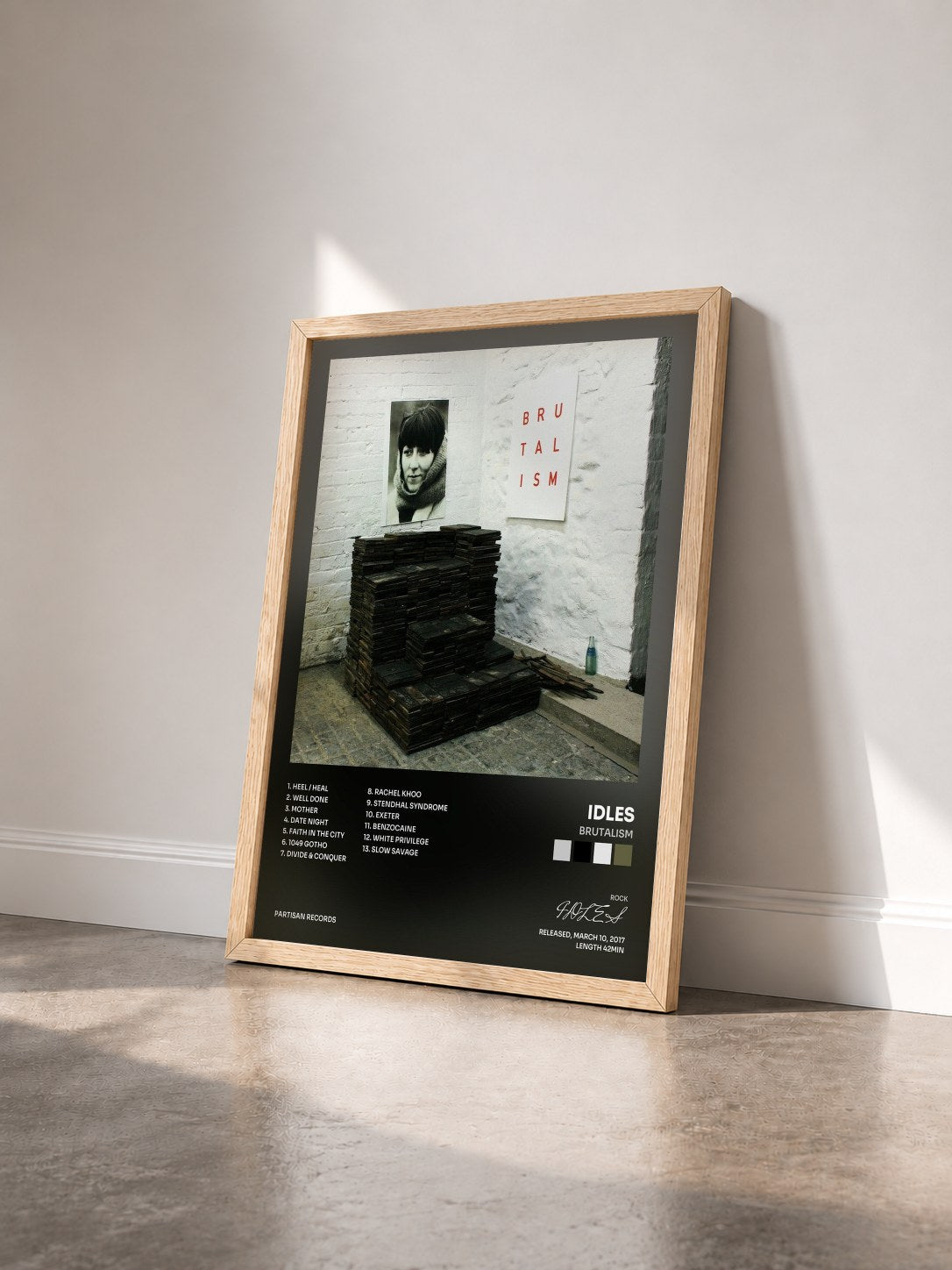 #bois Tableau de l'album Brutalism de IDLES vu de trois quarts, cadre en bois brut