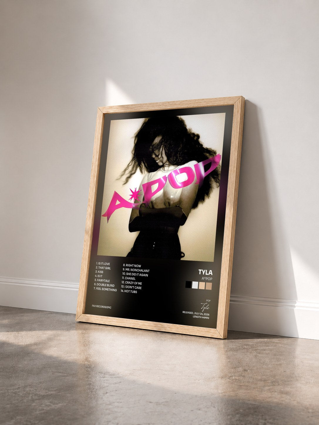 #bois Tableau de l'album A*POP de Tyla vu de trois quarts, cadre en bois brut