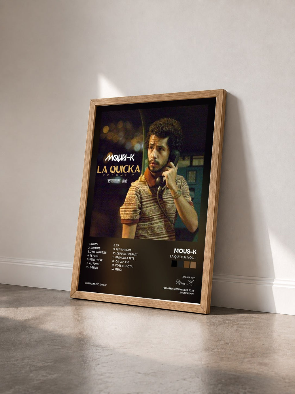 #bois Tableau de l'album La Quicka, Vol. II de Mous-K vu de trois quarts, cadre en bois brut