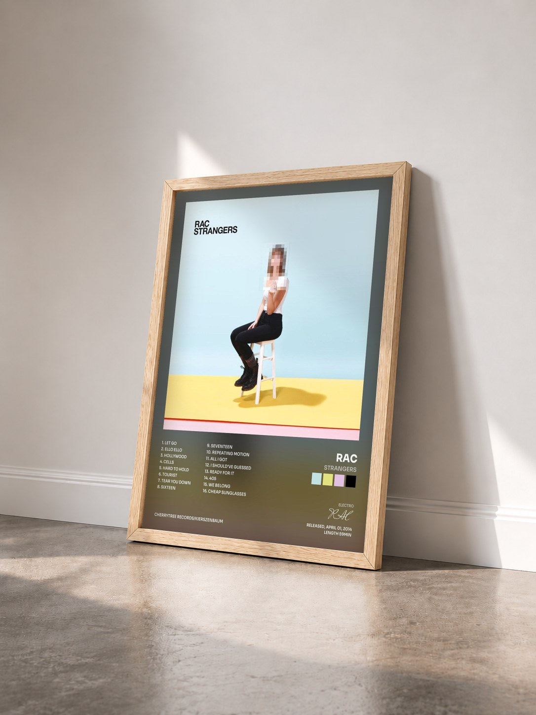 #bois Tableau de l'album Strangers de RAC vu de trois quarts, cadre en bois brut
