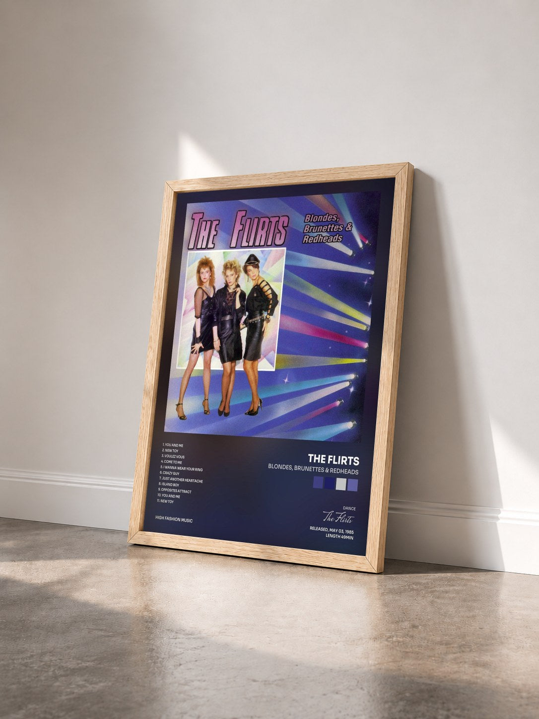 #bois Tableau de l'album Blondes, Brunettes & Redheads de The Flirts vu de trois quarts, cadre en bois brut