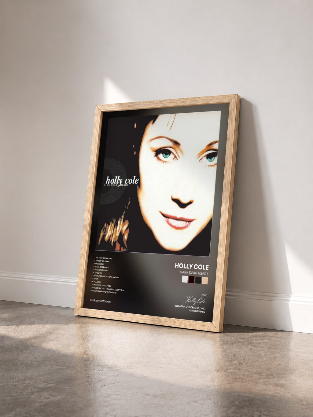 #bois Tableau de l'album Dark Dear Heart de Holly Cole vu de trois quarts, cadre en bois brut