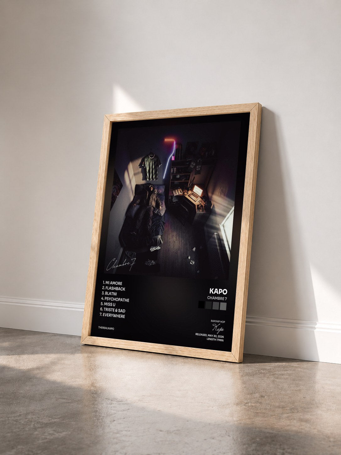 #bois Tableau de l'album Chambre 7 de Kapo vu de trois quarts, cadre en bois brut