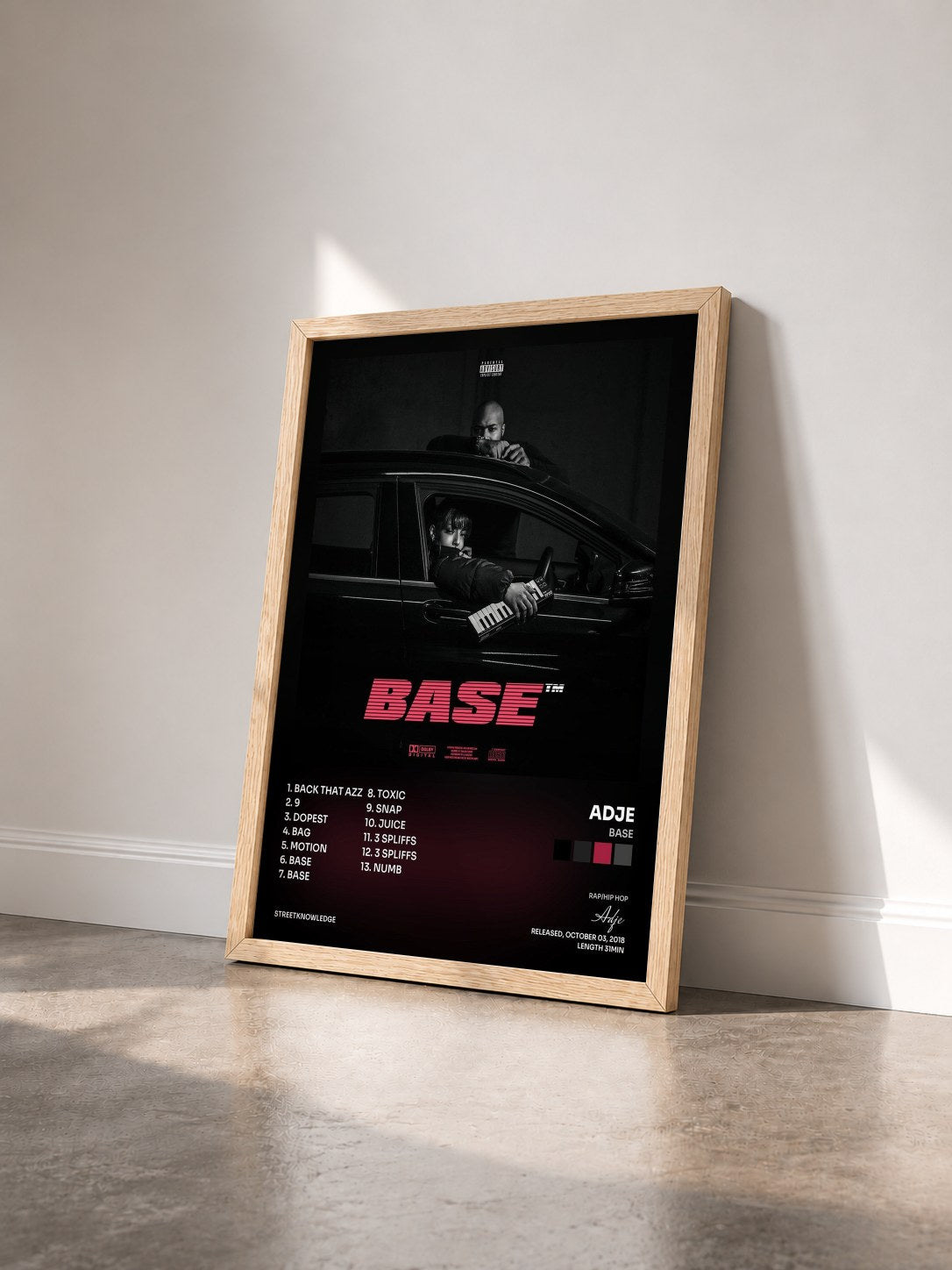#bois Tableau de l'album BASE de Adje vu de trois quarts, cadre en bois brut