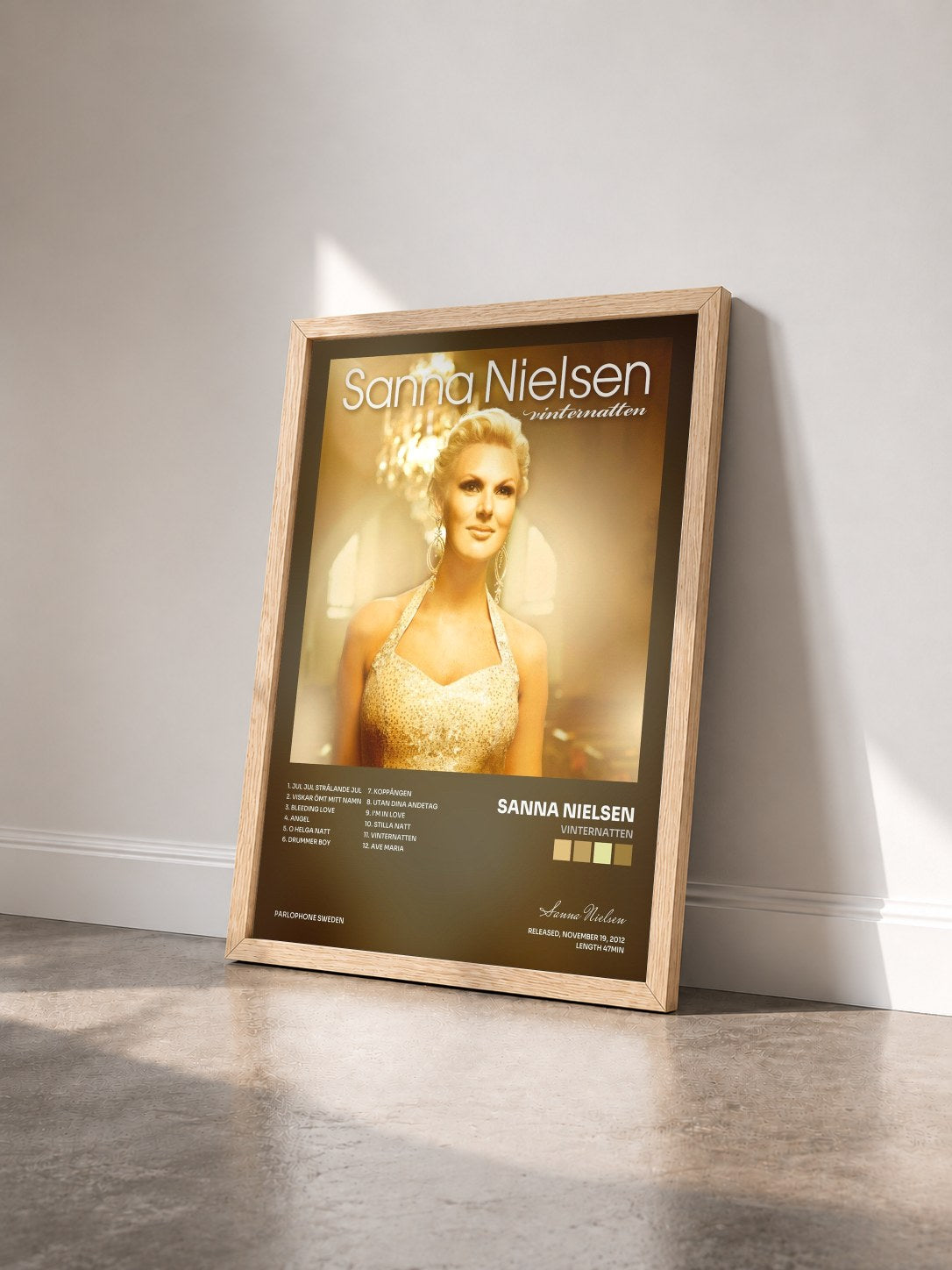 #bois Tableau de l'album Vinternatten de Sanna Nielsen vu de trois quarts, cadre en bois brut