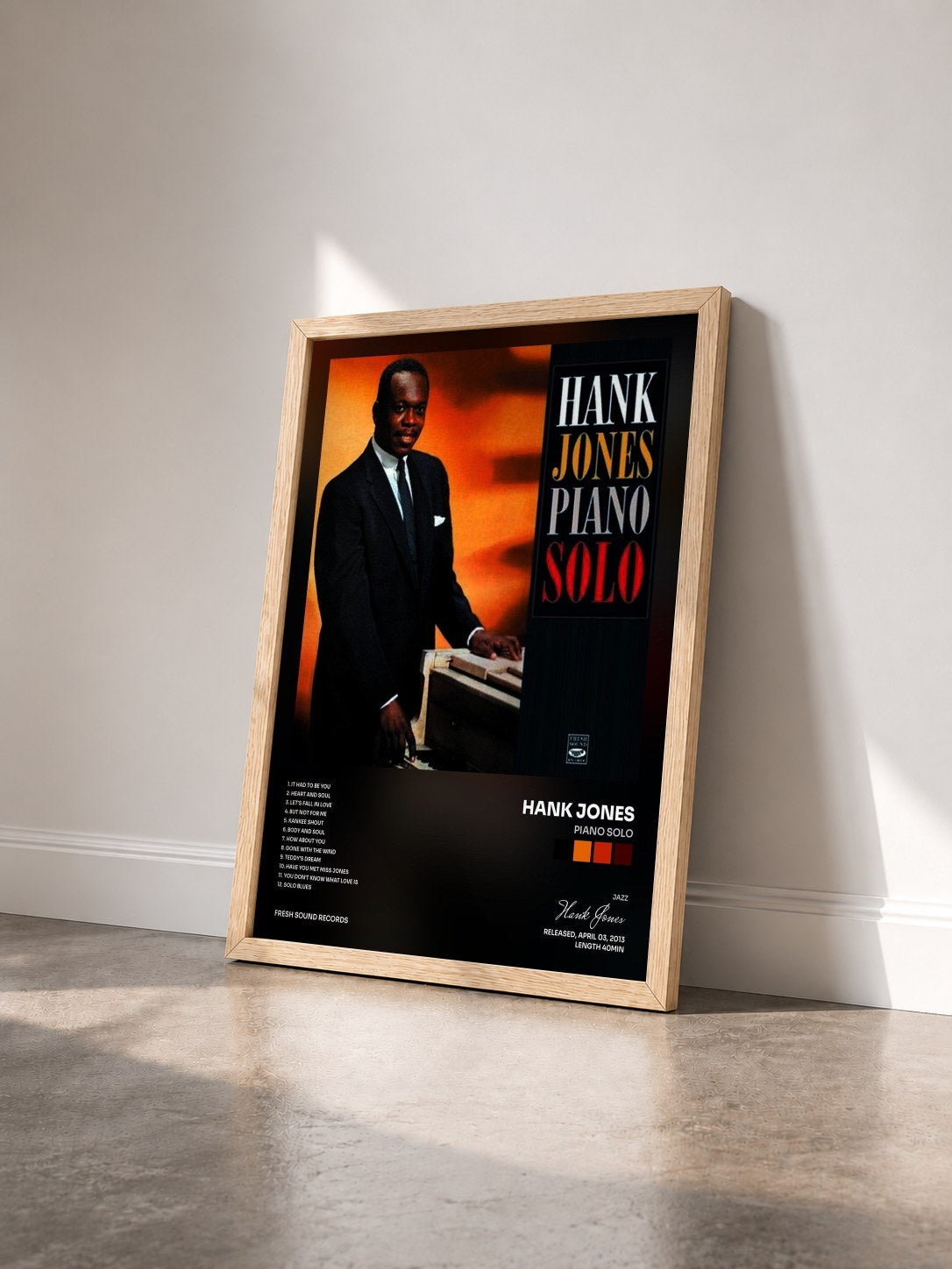 #bois Tableau de l'album Piano Solo de Hank Jones vu de trois quarts, cadre en bois brut
