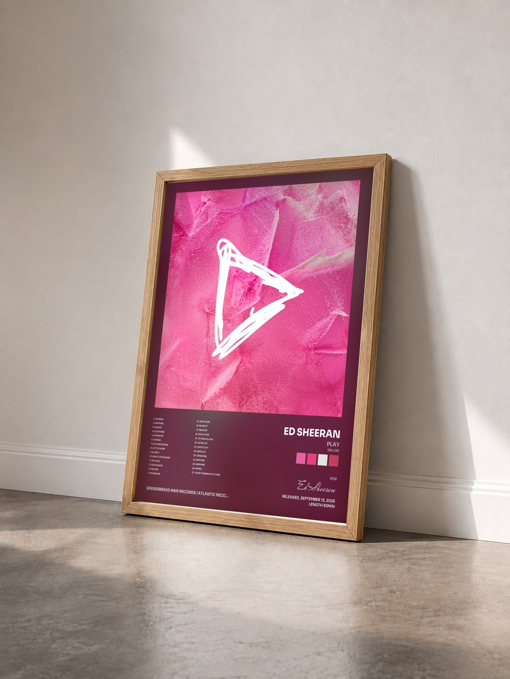 #bois Tableau de l'album Play (Deluxe) de Ed Sheeran vu de trois quarts, cadre en bois brut