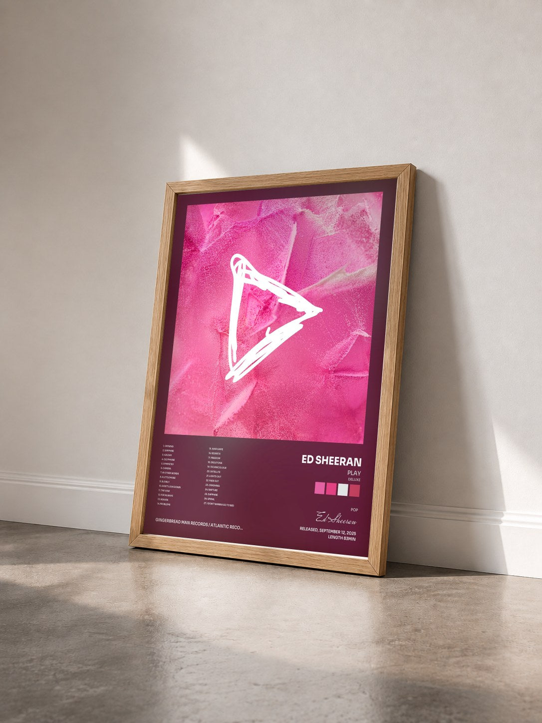 #bois Tableau de l'album Play (Deluxe) de Ed Sheeran vu de trois quarts, cadre en bois brut