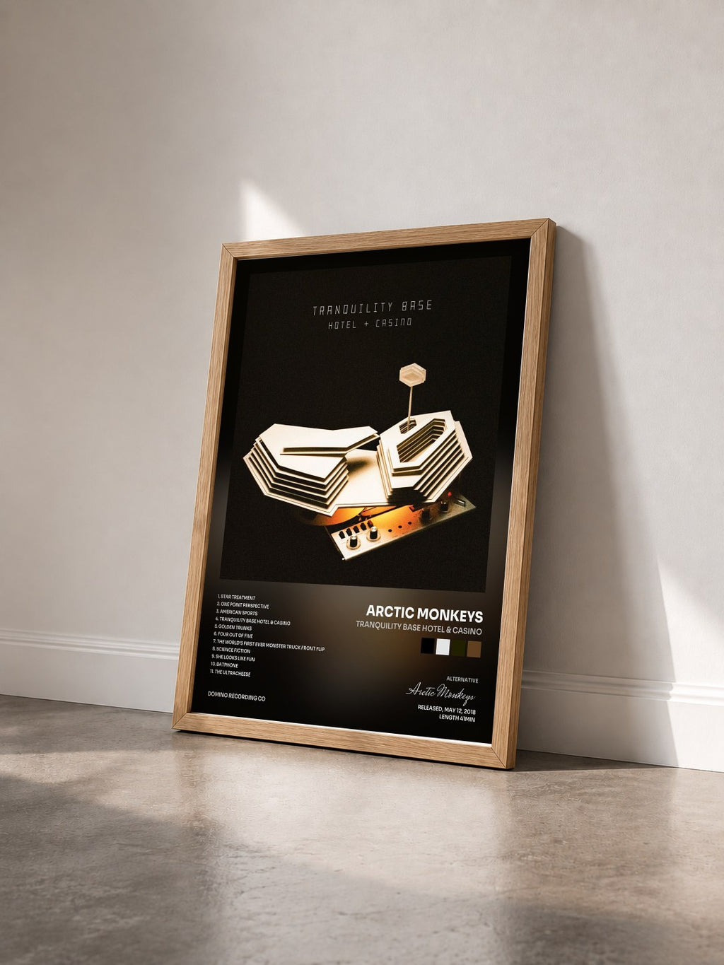 #bois Tableau de l'album Tranquility Base Hotel & Casino de Arctic Monkeys vu de trois quarts, cadre en bois brut