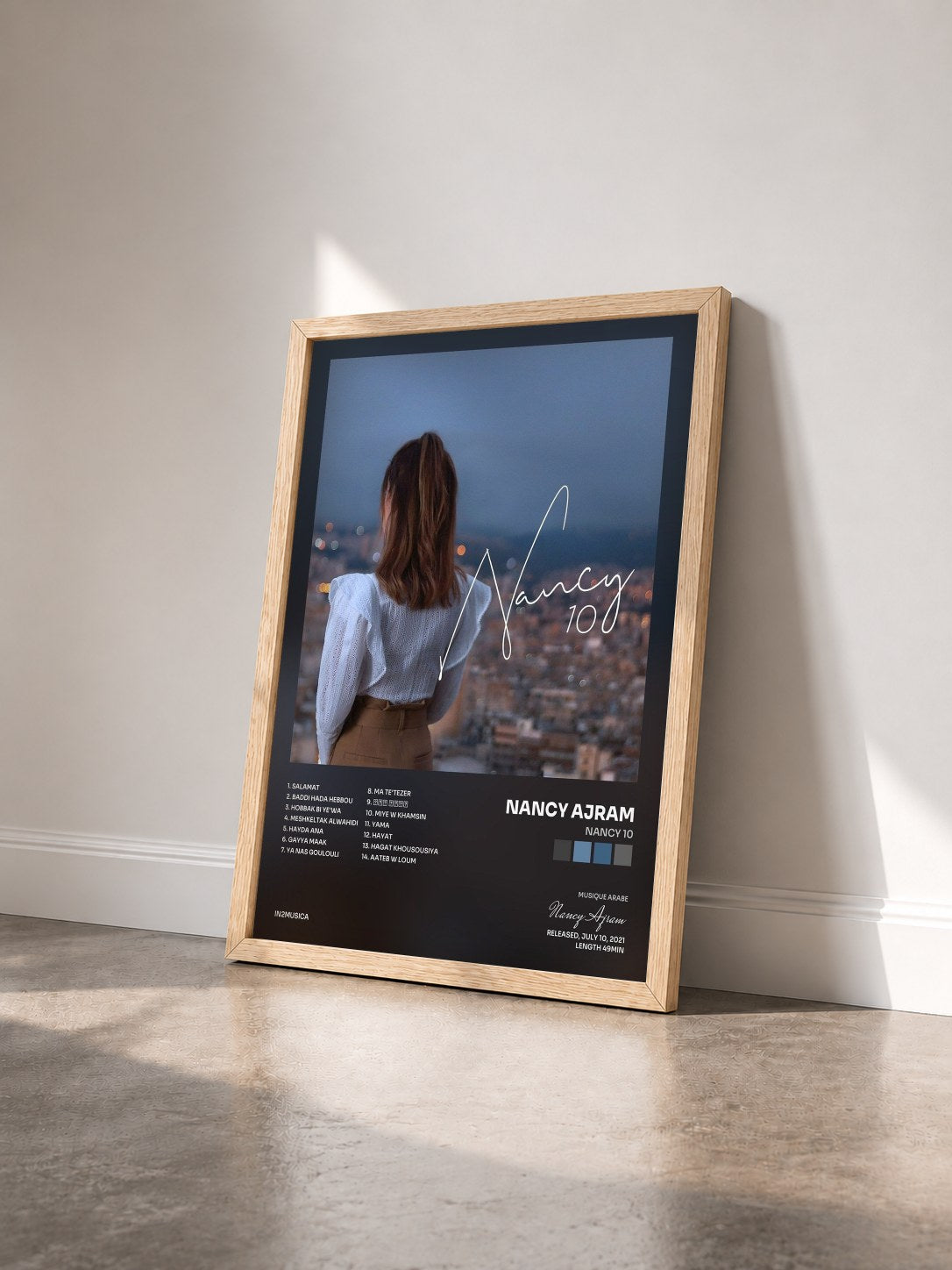 #bois Tableau de l'album Nancy 10 de Nancy Ajram vu de trois quarts, cadre en bois brut