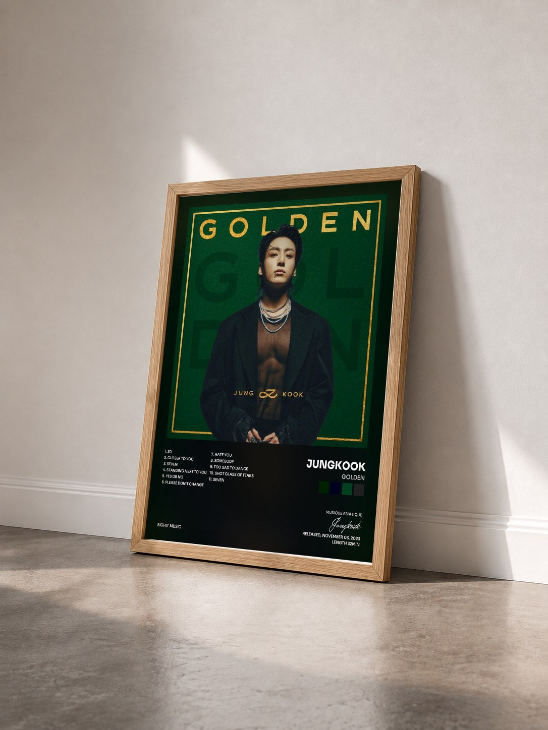 #bois Tableau de l'album GOLDEN de Jungkook vu de trois quarts, cadre en bois brut