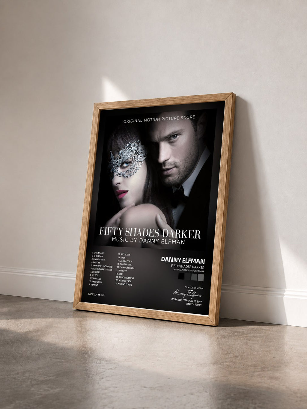#bois Tableau de l'album Fifty Shades Darker (Original Motion Picture Score) de Danny Elfman vu de trois quarts, cadre en bois brut