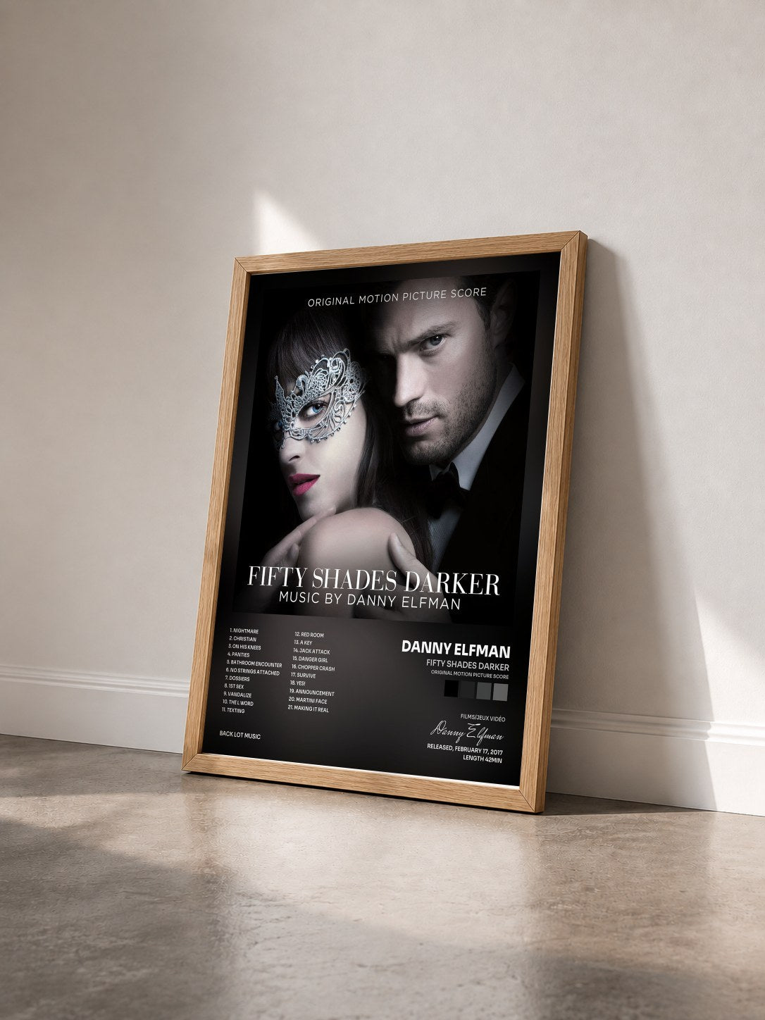 #bois Tableau de l'album Fifty Shades Darker (Original Motion Picture Score) de Danny Elfman vu de trois quarts, cadre en bois brut