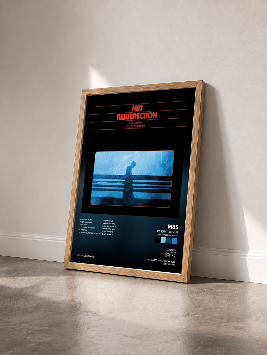 #bois Tableau de l'album Resurrection (Original Soundtrack) de M83 vu de trois quarts, cadre en bois brut