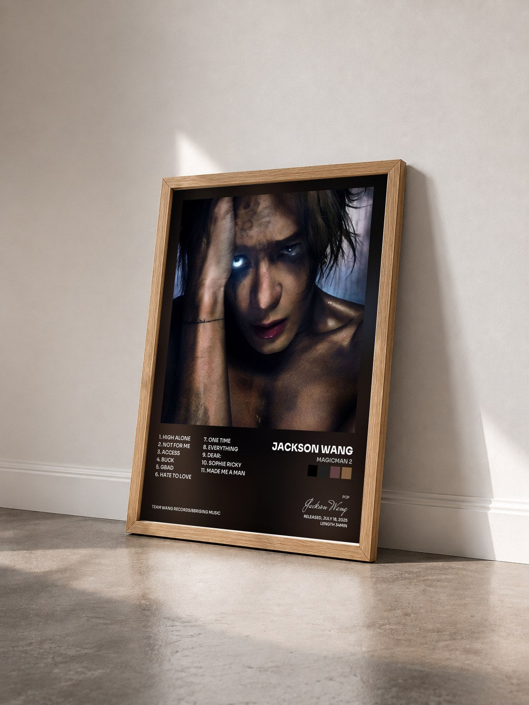 #bois Tableau de l'album MAGICMAN 2 de Jackson Wang vu de trois quarts, cadre en bois brut