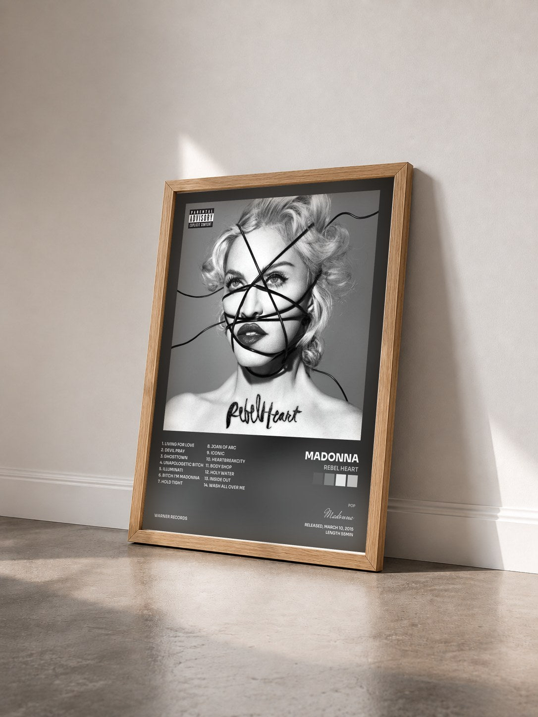 #bois Tableau de l'album Rebel Heart de Madonna vu de trois quarts, cadre en bois brut