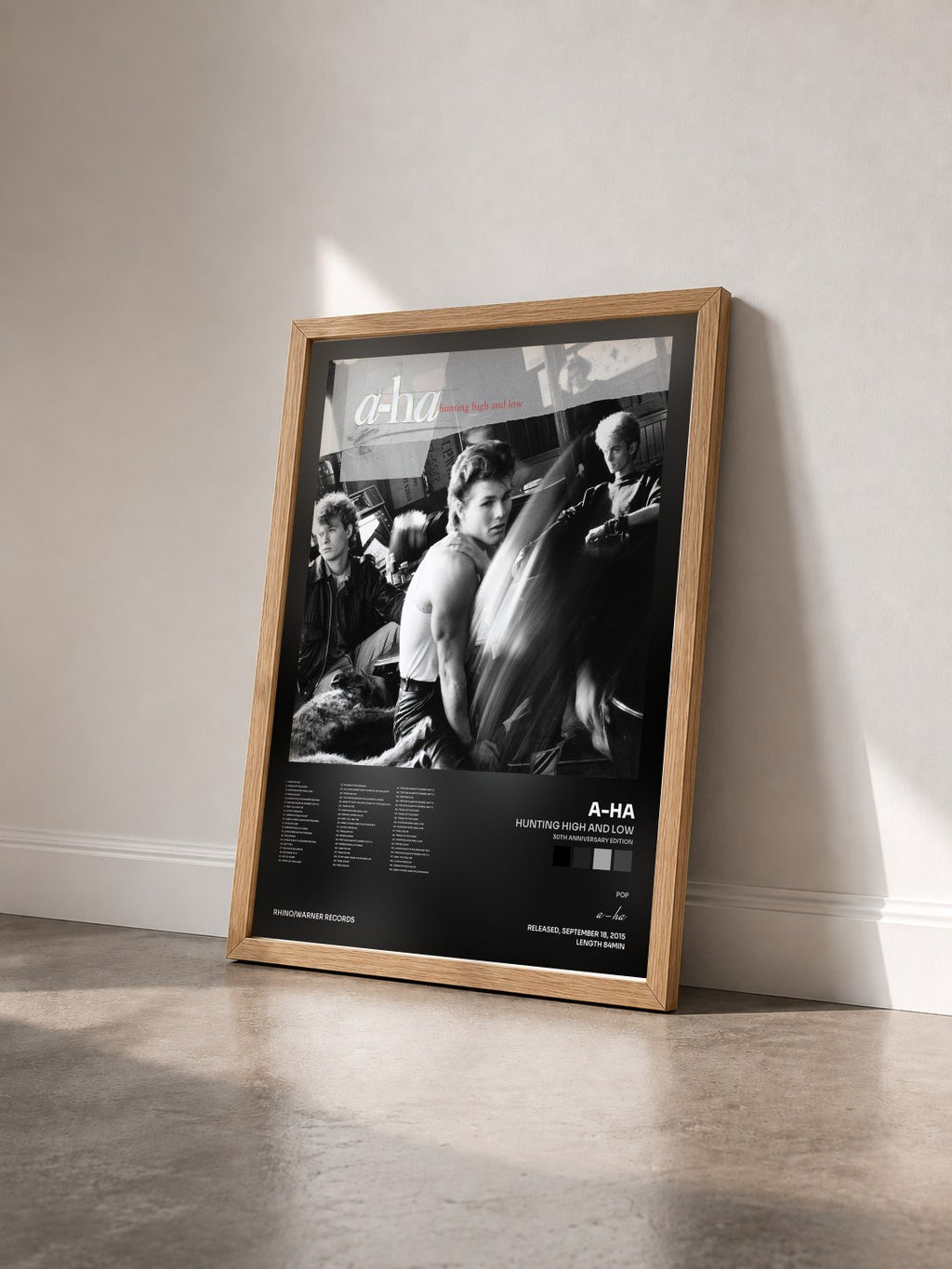 #bois Tableau de l'album Hunting High and Low (30th Anniversary Edition) de a-ha vu de trois quarts, cadre en bois brut