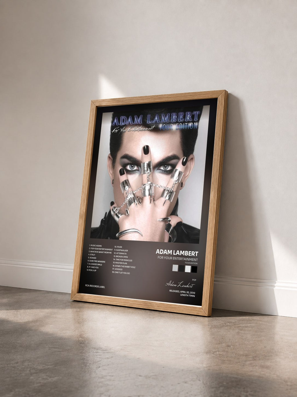 #bois Tableau de l'album For Your Entertainment (Tour Edition) de Adam Lambert vu de trois quarts, cadre en bois brut