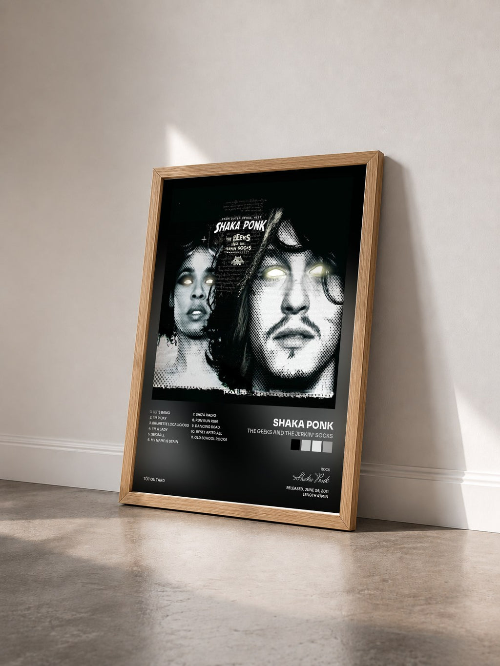 #bois Tableau de l'album The Geeks and the Jerkin' Socks de Shaka Ponk vu de trois quarts, cadre en bois brut