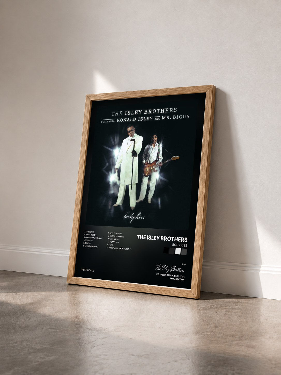 #bois Tableau de l'album Body Kiss de The Isley Brothers vu de trois quarts, cadre en bois brut