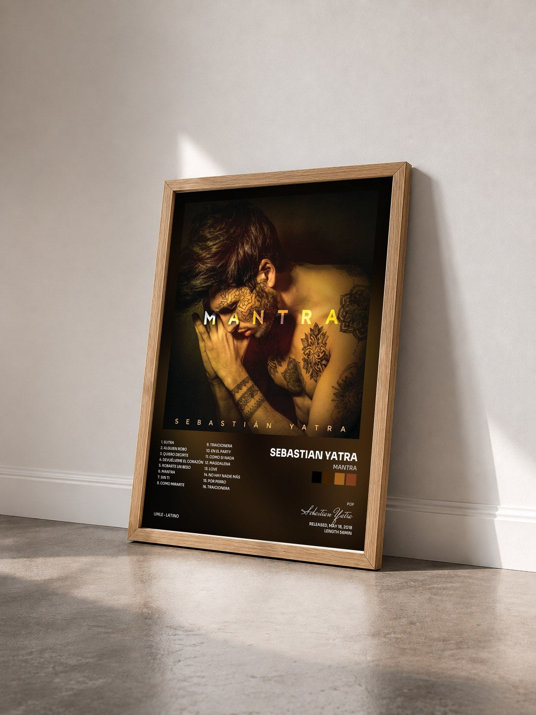 #bois Tableau de l'album MANTRA de Sebastian Yatra vu de trois quarts, cadre en bois brut