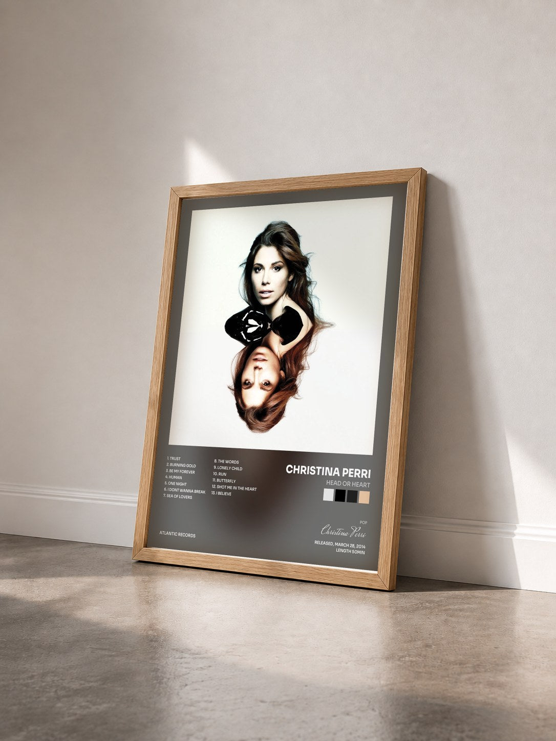 #bois Tableau de l'album head or heart de Christina Perri vu de trois quarts, cadre en bois brut