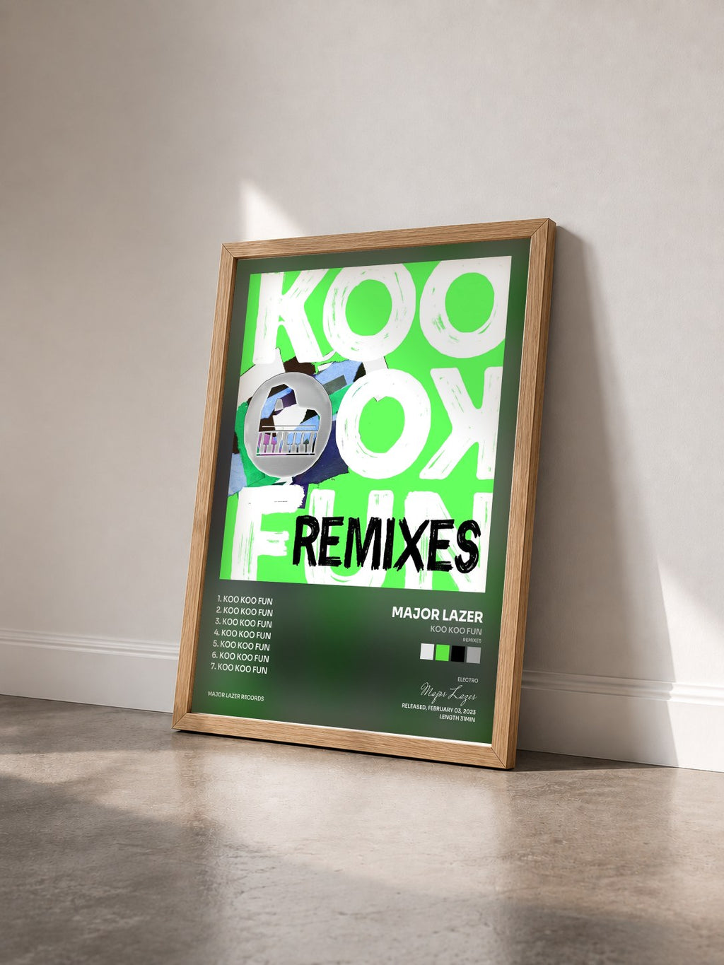 #bois Tableau de l'album Koo Koo Fun (Remixes) de Major Lazer vu de trois quarts, cadre en bois brut