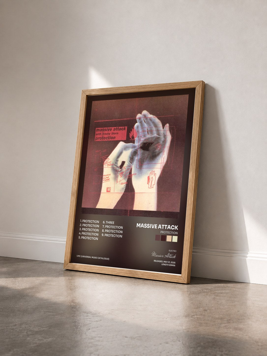 #bois Tableau de l'album Protection de Massive Attack vu de trois quarts, cadre en bois brut