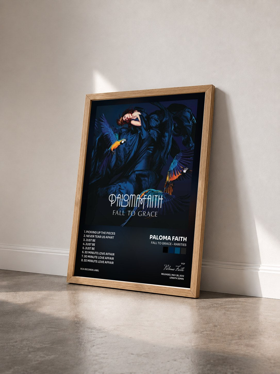 #bois Tableau de l'album Fall To Grace - Rarities de Paloma Faith vu de trois quarts, cadre en bois brut