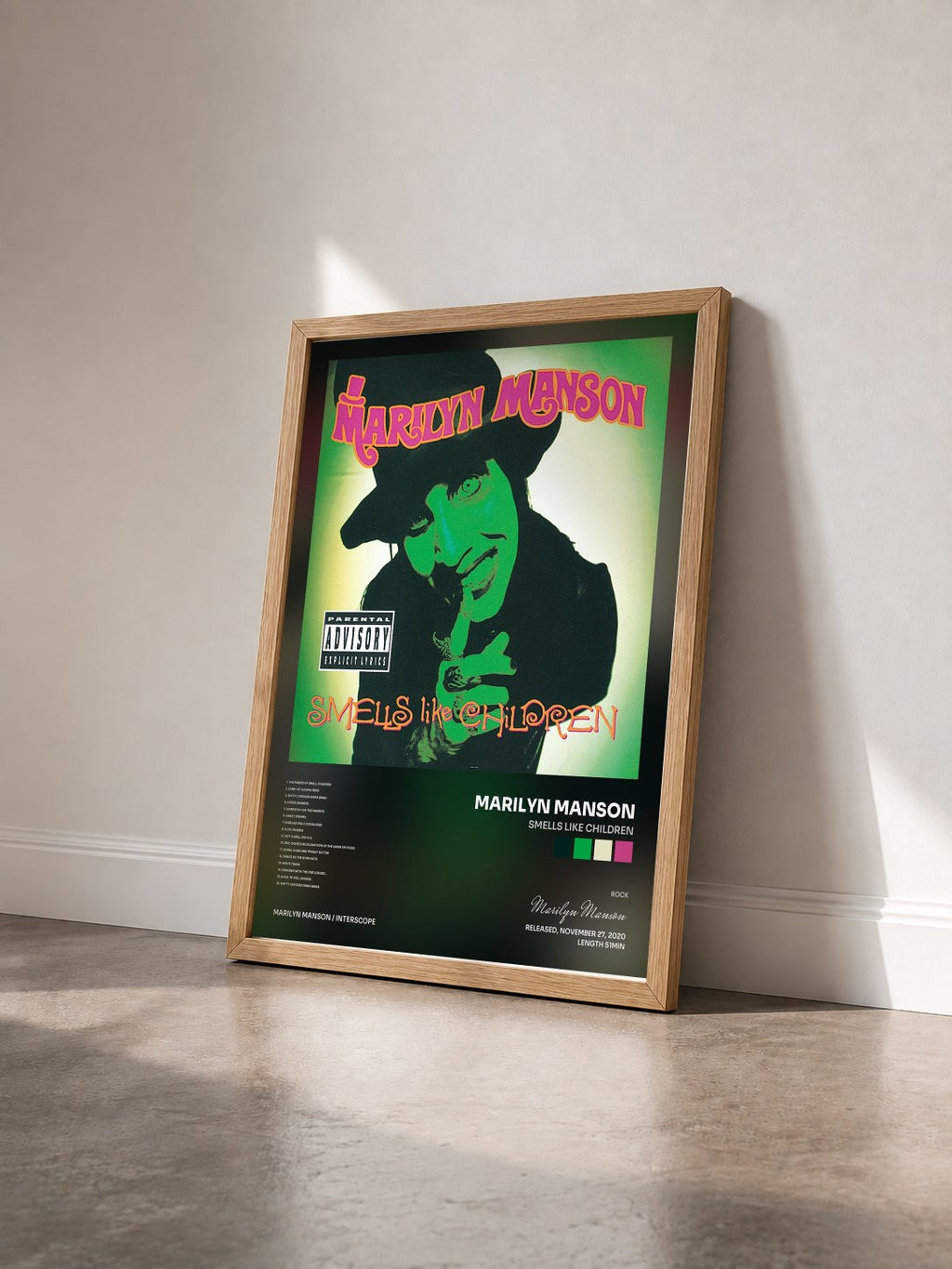 #bois Tableau de l'album Smells Like Children de Marilyn Manson vu de trois quarts, cadre en bois brut