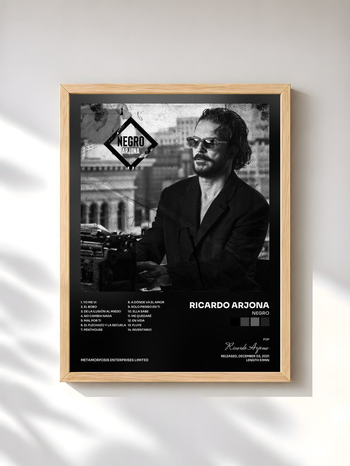 #bois Tableau de l'album Negro de Ricardo Arjona, cadre en bois brut, imprimé et encadré en France