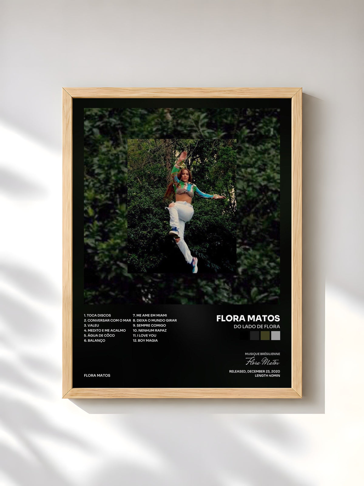 #bois Tableau de l'album DO LADO DE FLORA de Flora Matos, cadre en bois brut, imprimé et encadré en France