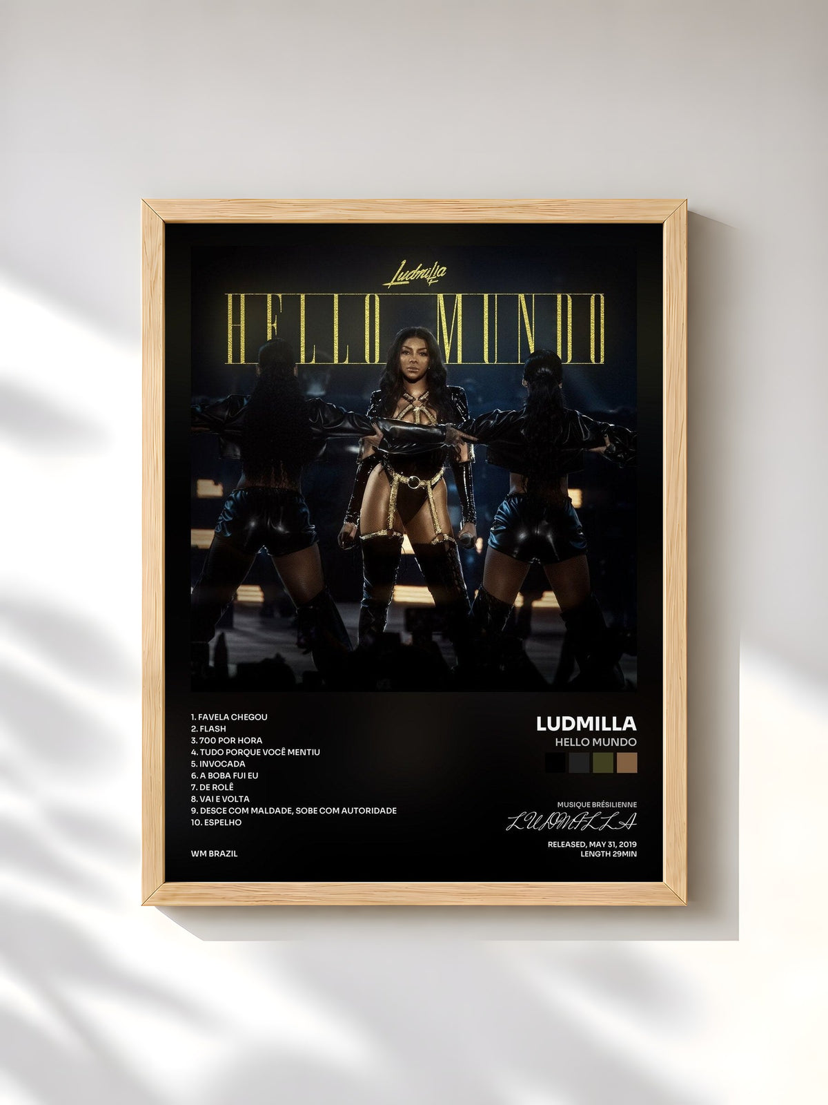 #bois Tableau de l'album Hello mundo de LUDMILLA, cadre en bois brut, imprimé et encadré en France
