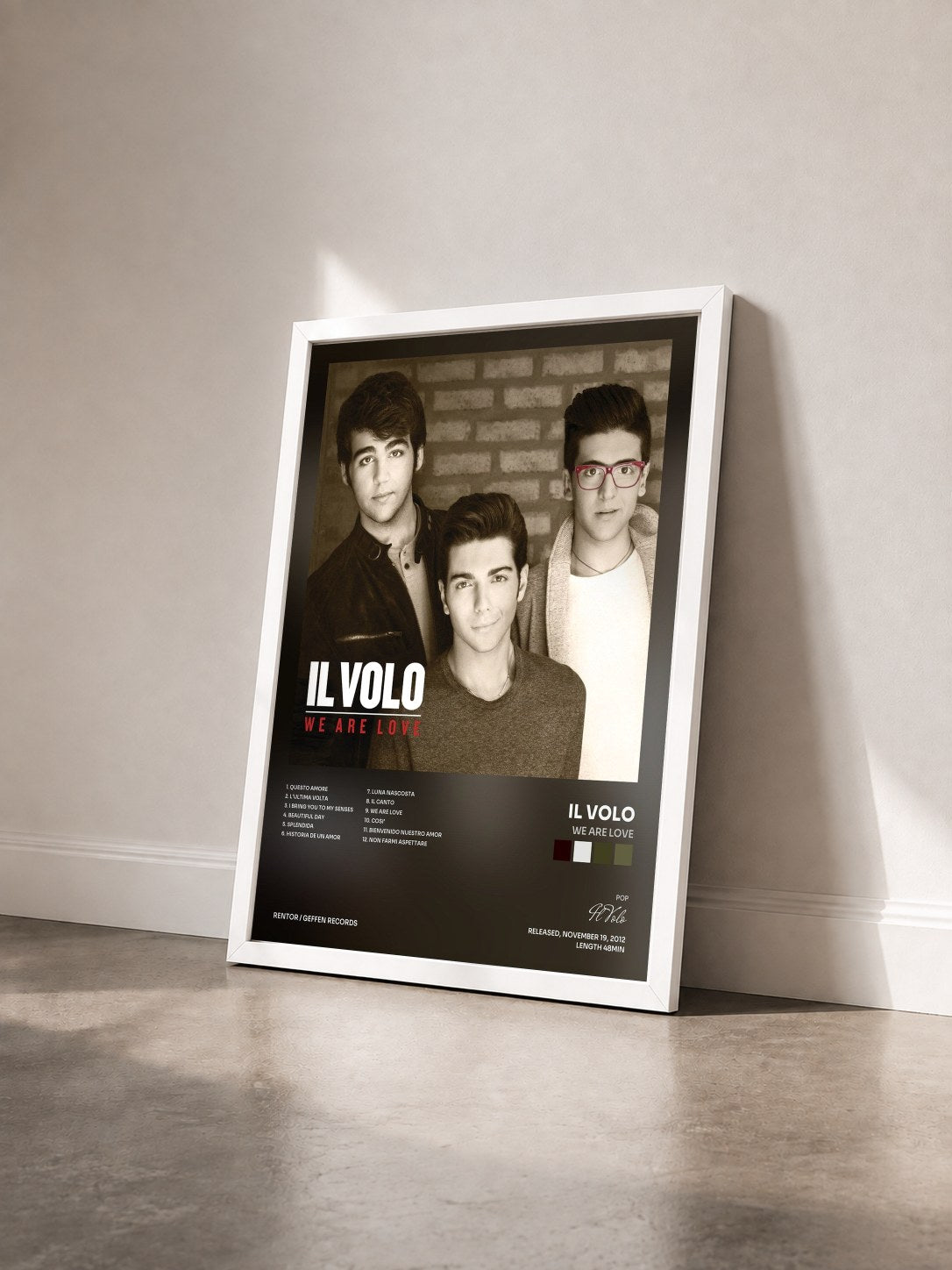 #blanc Tableau de l'album We Are Love de Il Volo vu de trois quarts, cadre blanc