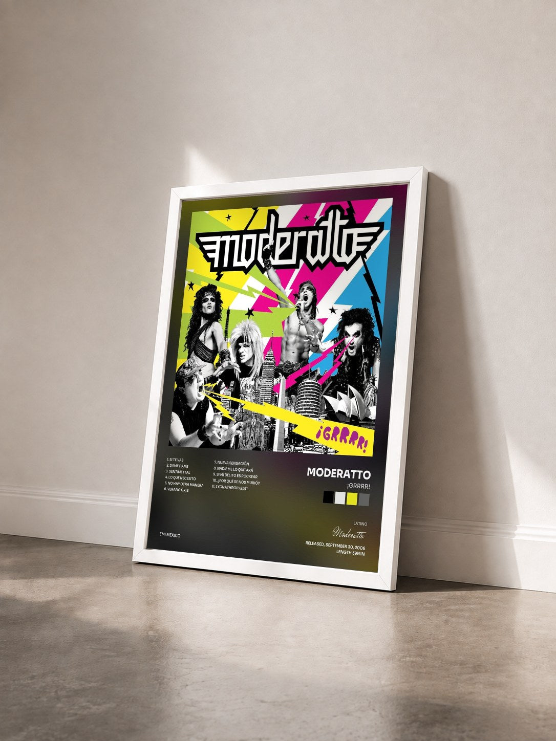 #blanc Tableau de l'album ¡GRRRR! de Moderatto vu de trois quarts, cadre blanc