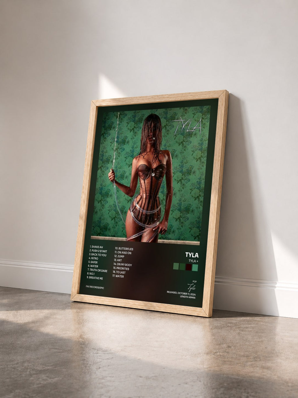 #bois Tableau de l'album TYLA de Tyla vu de trois quarts, cadre en bois brut