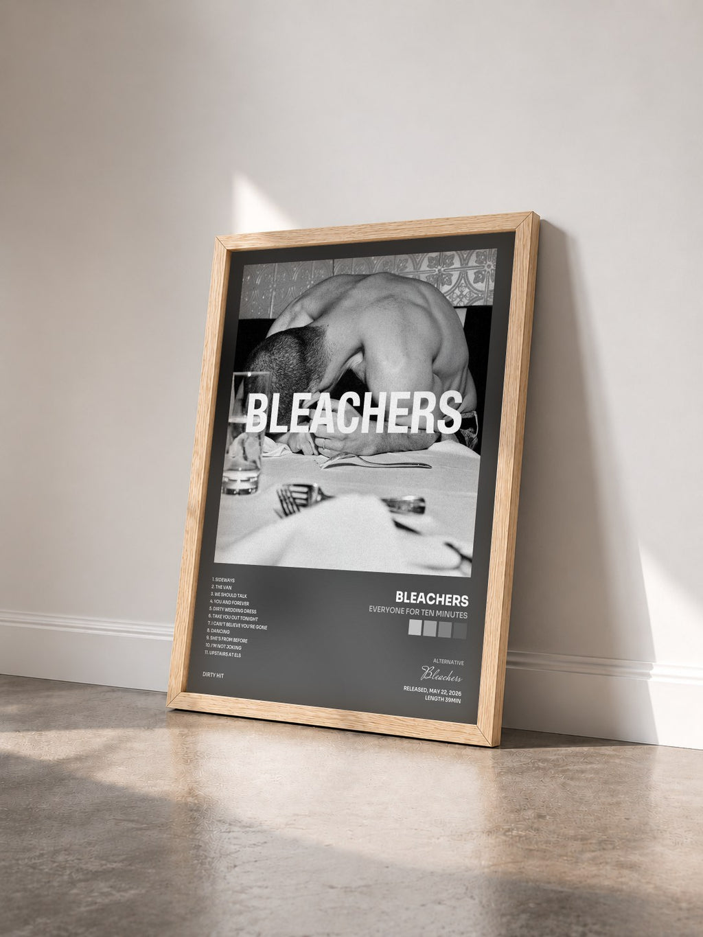 #bois Tableau de l'album everyone for ten minutes de Bleachers vu de trois quarts, cadre en bois brut
