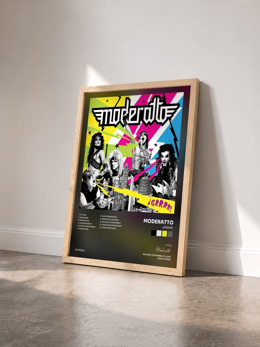 #bois Tableau de l'album ¡GRRRR! de Moderatto vu de trois quarts, cadre en bois brut