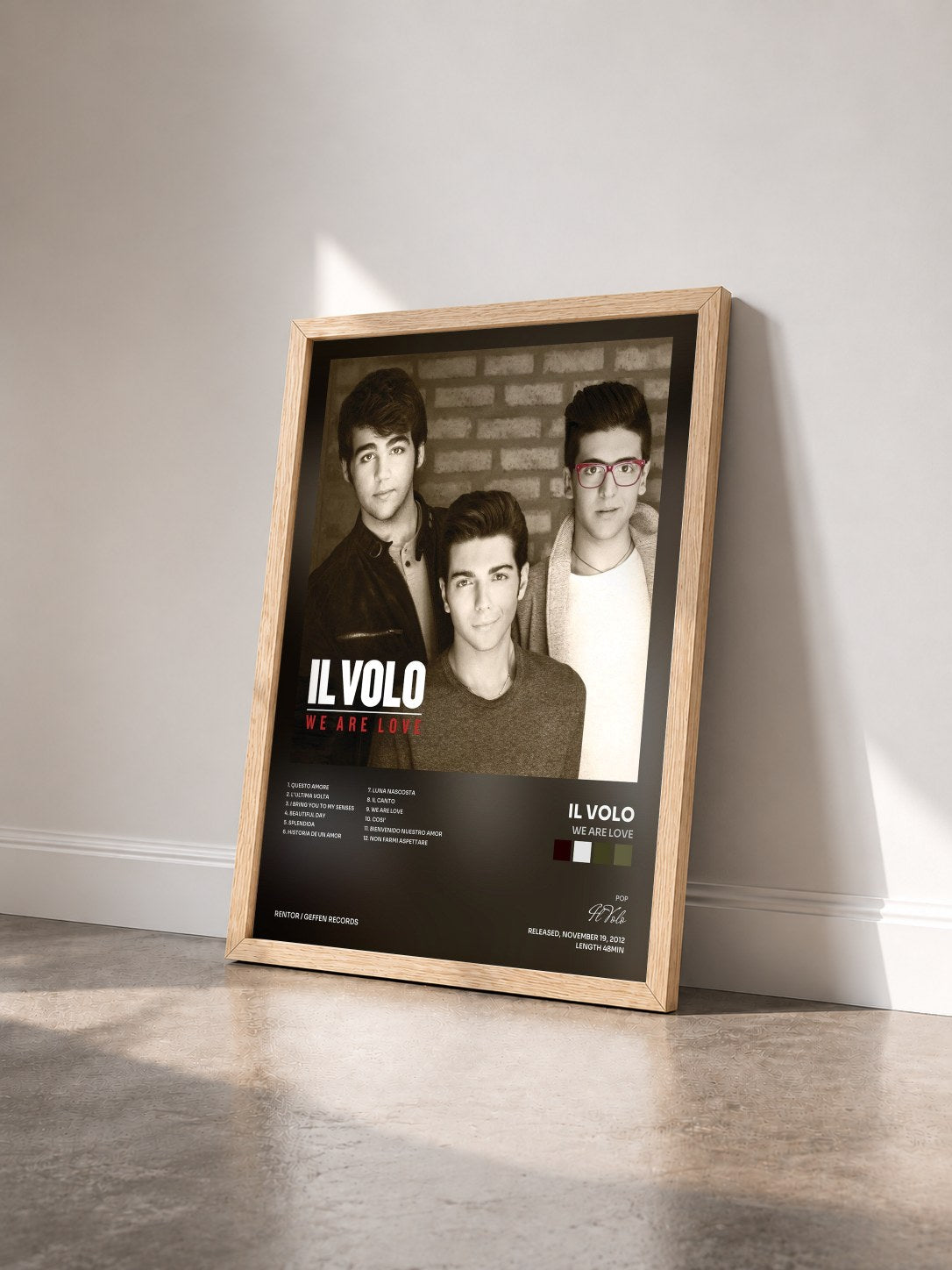 #bois Tableau de l'album We Are Love de Il Volo vu de trois quarts, cadre en bois brut