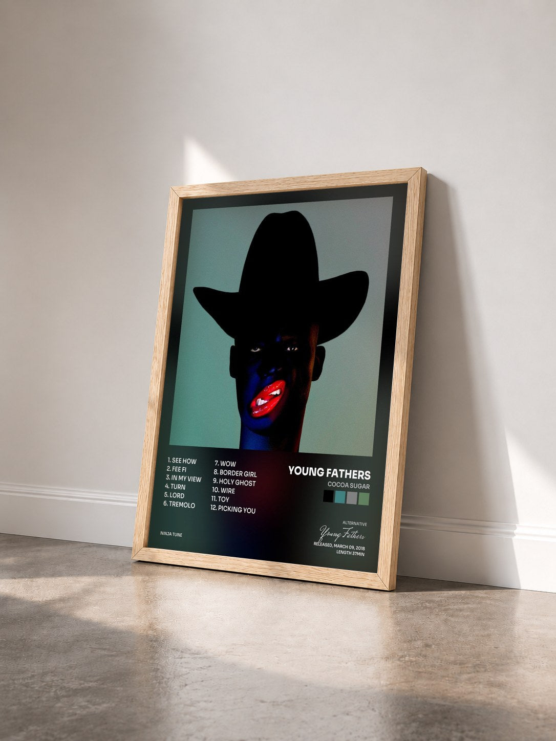 #bois Tableau de l'album Cocoa Sugar de Young Fathers vu de trois quarts, cadre en bois brut