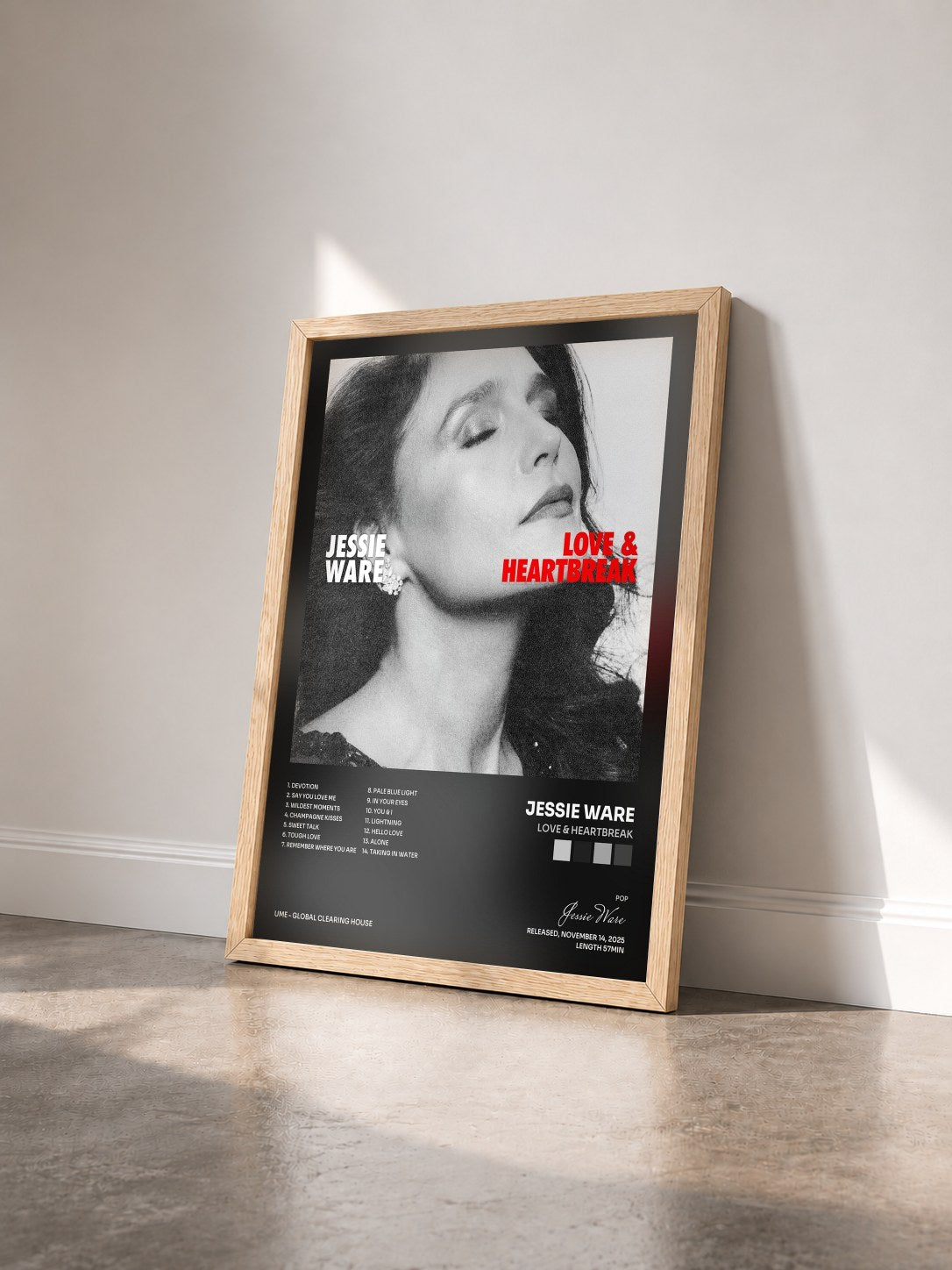 #bois Tableau de l'album Love & Heartbreak de Jessie Ware vu de trois quarts, cadre en bois brut