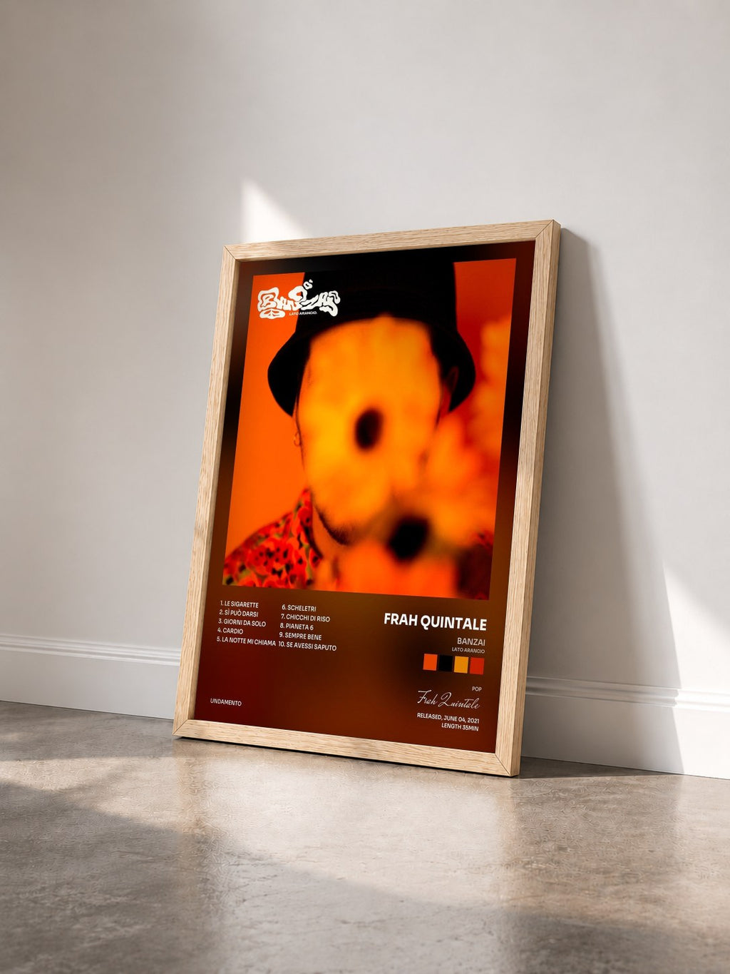#bois Tableau de l'album Banzai (Lato arancio) de Frah Quintale vu de trois quarts, cadre en bois brut