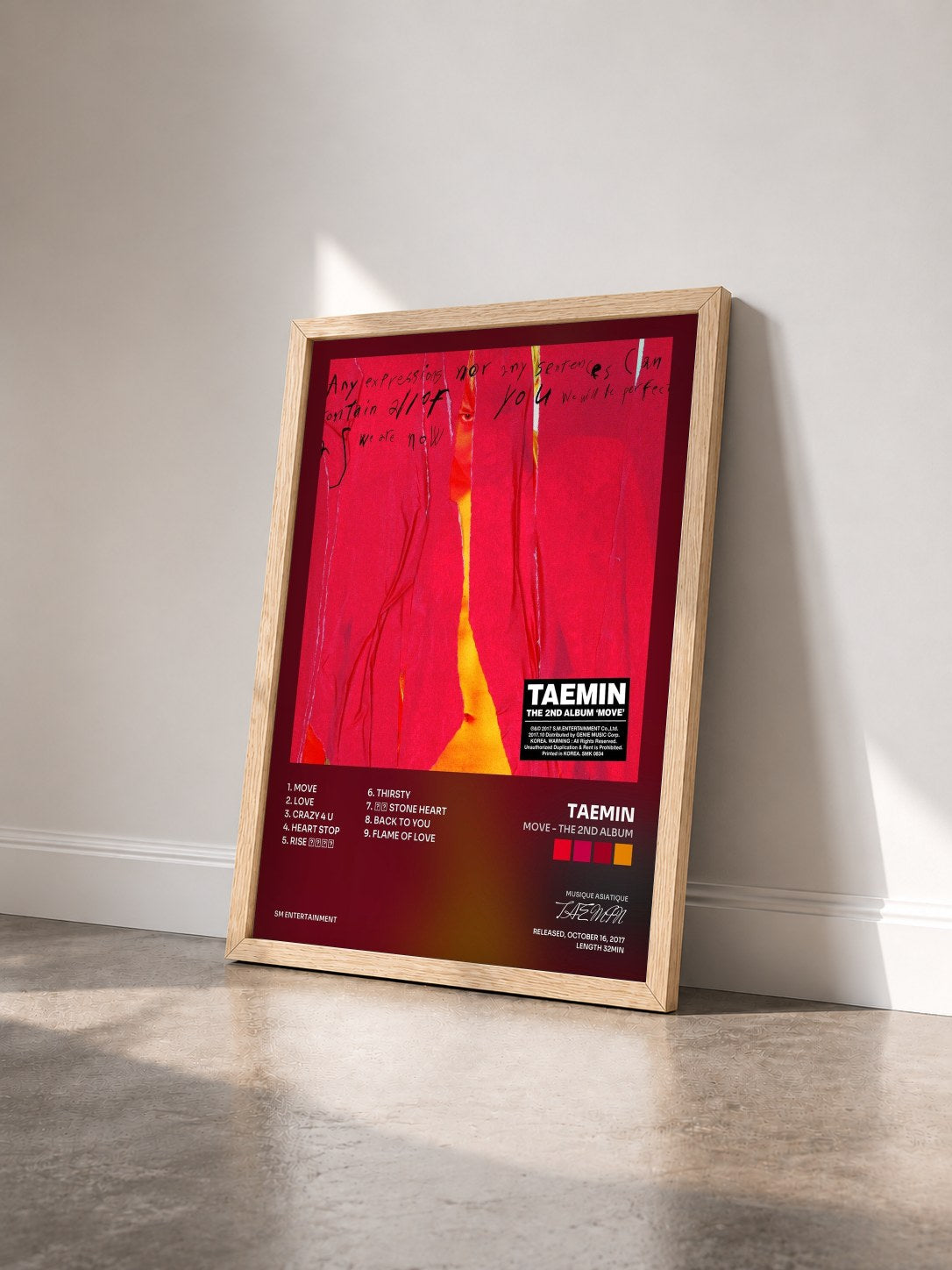 #bois Tableau de l'album MOVE - The 2nd Album de TAEMIN vu de trois quarts, cadre en bois brut