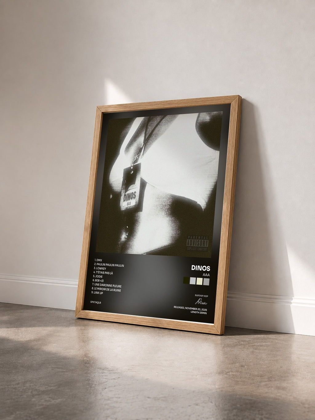 #bois Tableau de l'album AAA de Dinos vu de trois quarts, cadre en bois brut
